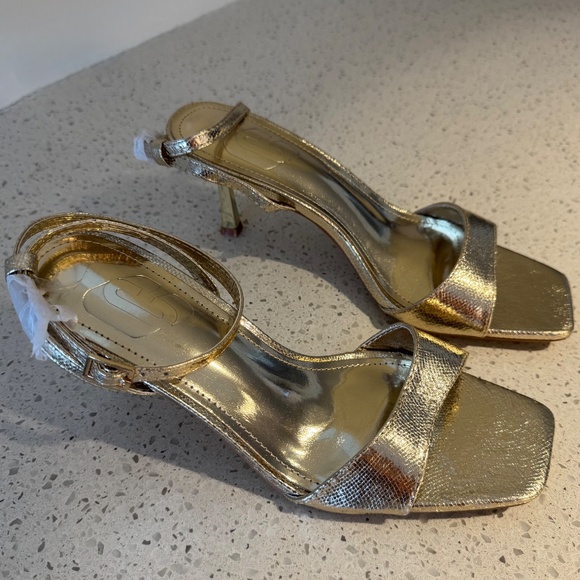 Women’s Gold Size 6.5 low heels - Picture 5 of 5